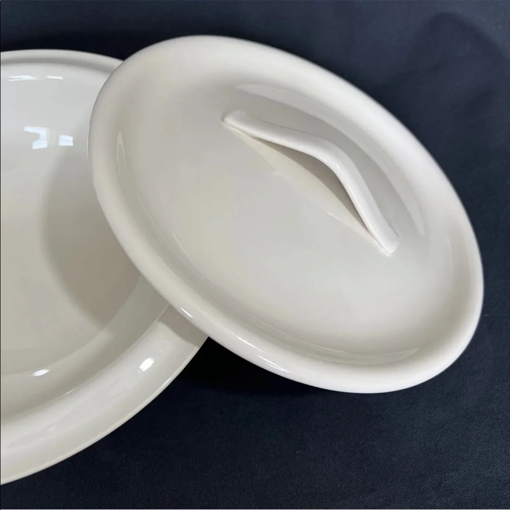 Crate & Barrel Gallery Parchment Cream Stoneware Casserole Serving Bowl with Lid